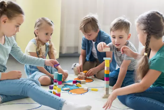 Enfants jouant ensemble